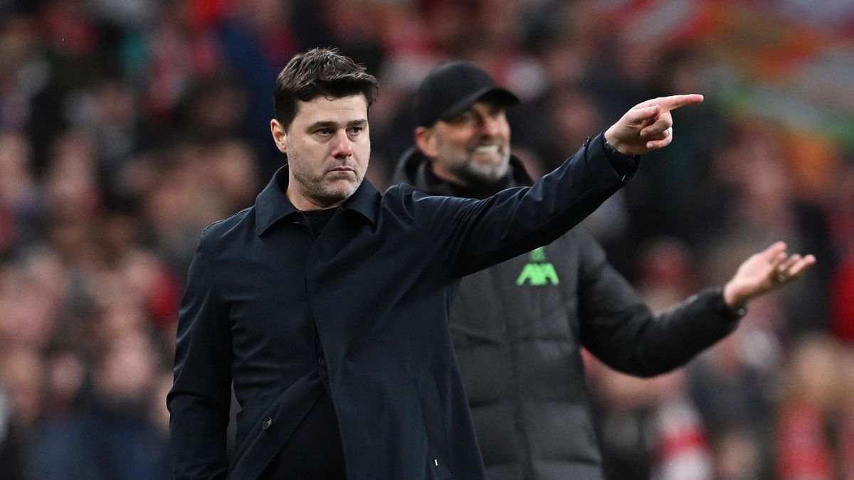 Mauricio Pochettino giving instructions on the touchline during a football match